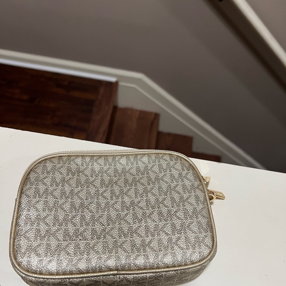 Michael Kors Wallet Only Use A Few Times Silver C… - image 6